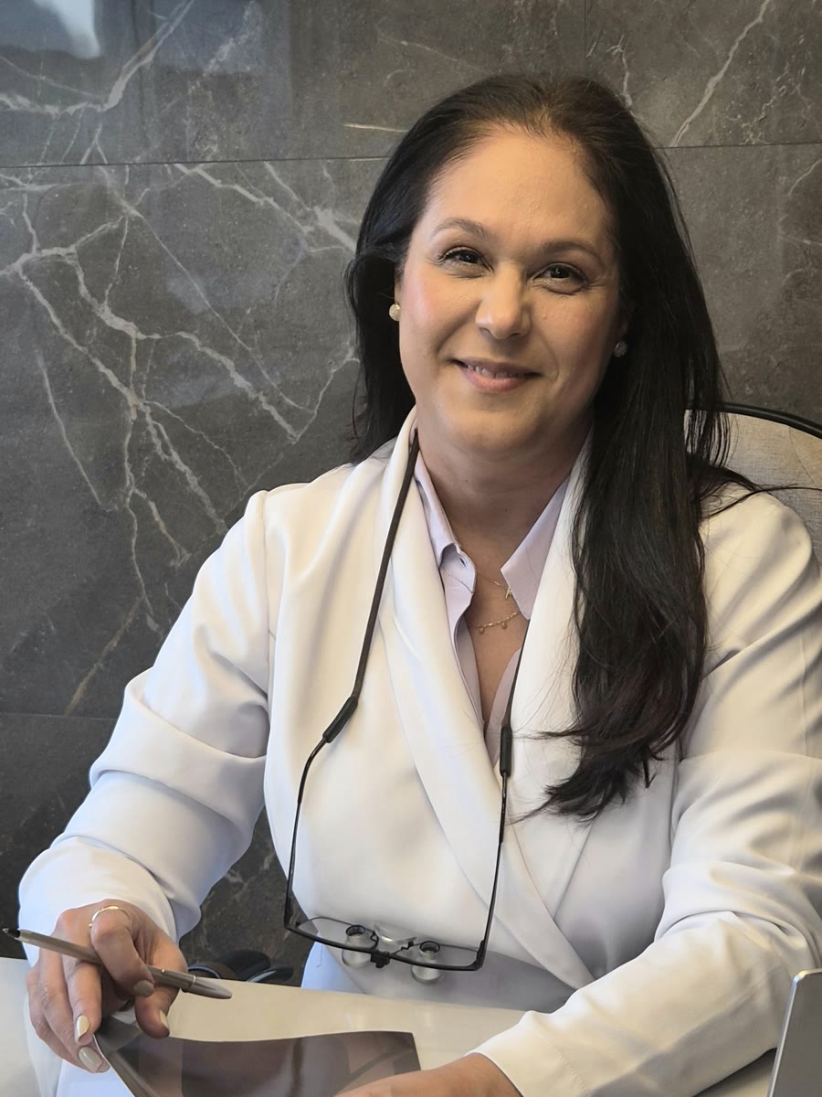 Dra. Kelma Soares no consultório